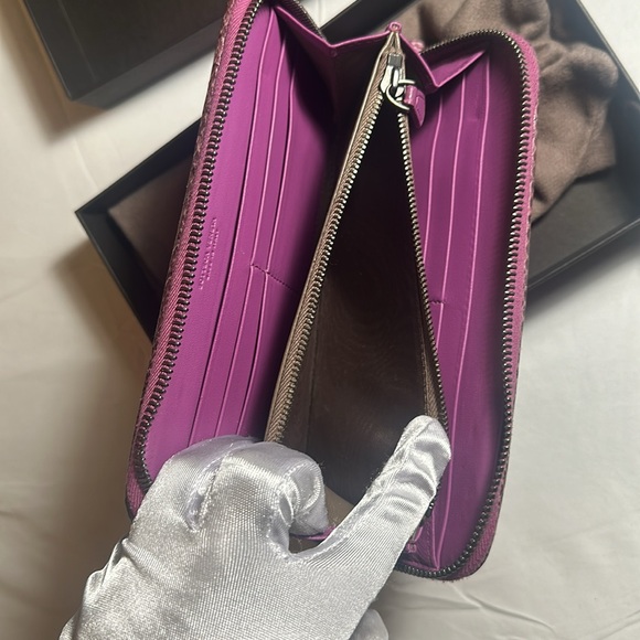 Authentic Bottega Veneta Zippy Wallet, a lovely wallet in excellent condition - Picture 7 of 15